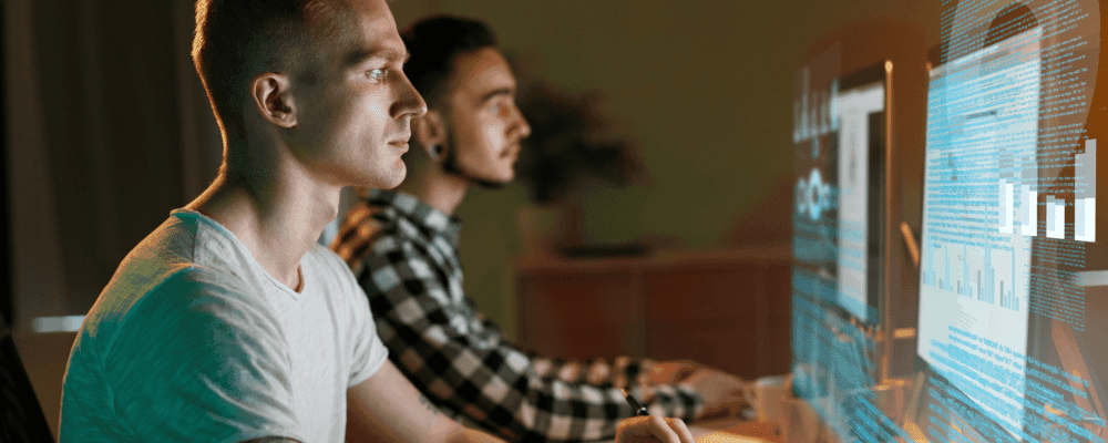 Auf diesem Bild ist eine Person zu sehen, die ein duales Studium Informations- und Kommunikationstechnik absolviert. Dieser Beruf ist sehr vielseitig und umfasst die Planung, Installation und Wartung von computergestützten Kommunikationssystemen.