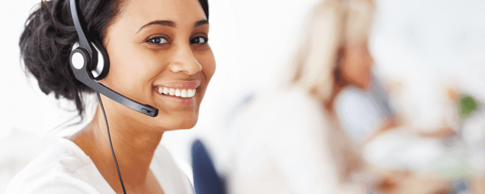 Auf diesem Bild ist eine Person zu sehen, die eine Ausbildung zum/r Kauffrau/-mann für Marketingkommunikation absolviert. Dieser Beruf umfasst die Planung und Durchführung von Marketingmaßnahmen sowie die Kommunikation mit Kunden und Geschäftspartnern. Die Person auf dem Bild ist verantwortlich für die Umsetzung von Marketingkampagnen und trägt so dazu bei, dass Unternehmen ihre Produkte oder Dienstleistungen erfolgreich vermarkten können.