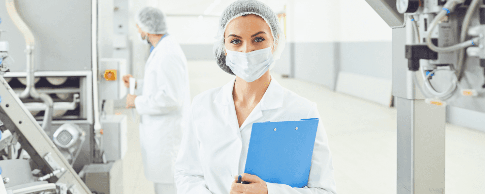 Dies ist ein Bild von einer Person, die ein duales Studium Lebensmitteltechnologie absolviert. Dieser Beruf ist sehr wichtig, da er dafür verantwortlich ist, sicherzustellen, dass unsere Lebensmittel hygienisch und sicher zu essen sind.