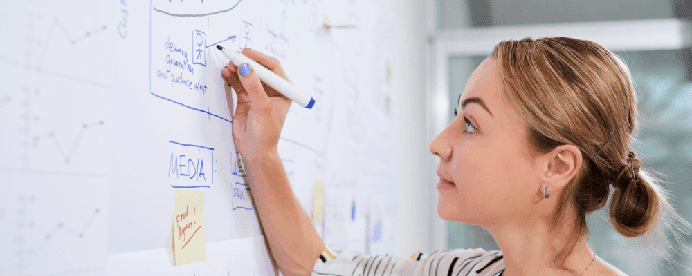 Auf diesem Bild ist eine Person zu sehen, die ein duales Studium Marketing absolviert. Sie sieht konzentriert und professionell aus und wird mit Sicherheit hervorragende Arbeit leisten.