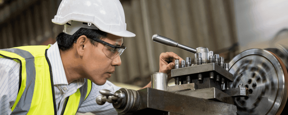 Dies ist ein Bild von einer Person, die ein duales Studium Maschinenbau absolviert. Dieser Beruf ist sehr technisch und erfordert viel Wissen in Bezug auf Mechanik und Mathematik. Die Person auf diesem Bild sieht sehr konzentriert und fokussiert aus, was zeigt, dass der Beruf des Maschinenbaus sehr anspruchsvoll ist.