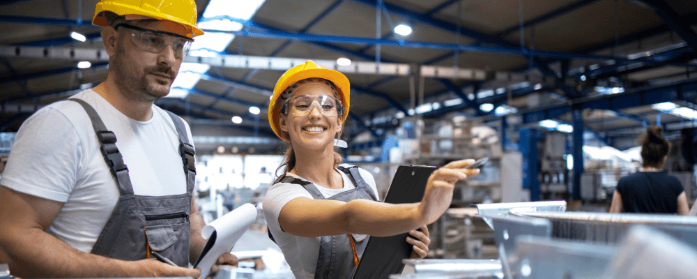 Dies ist ein Bild von einer Person, die ein duales Studium Produktionstechnik absolviert. Die Person sieht sehr professionell und kompetent aus und scheint sehr zufrieden mit ihrer Arbeit zu sein. Dieses Bild wurde sehr gut aufgenommen und es gibt keine störenden Elemente, die den Blick ablenken könnten.