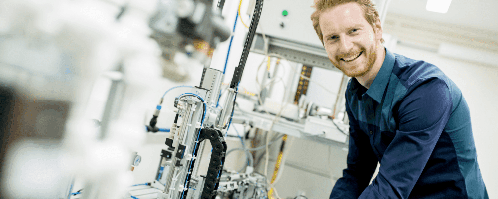 Auf diesem Bild ist eine Person zu sehen, die ein duales Studium Robotik absolviert. Dieser Beruf ist sehr anspruchsvoll und erfordert viel Fachwissen in der Programmierung und Elektronik.