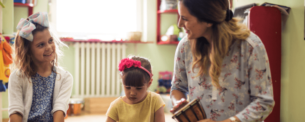 Dies ist ein Bild von einer Erzieherin. Sie sieht freundlich und professionell aus und scheint für ihren Beruf sehr begeistert zu sein. Mit ihrer Hilfe können Kinder in einer Kita den Alltag meistern und lernen, sich in der Gesellschaft zurechtzufinden.