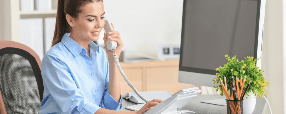 Auf diesem Bild ist eine Person zu sehen, die eine Ausbildung zum/r Kauffrau/-mann im Gesundheitswesen absolviert. Dieser Beruf umfasst die Betreuung von Patienten in Krankenhäusern und Arztpraxen sowie die Verwaltung von medizinischen Einrichtungen. Die Person auf dem Bild ist verantwortlich für die Organisation und Koordination der Behandlung von Patienten und sorgt dafür, dass alle Abläufe reibungslos verlaufen.