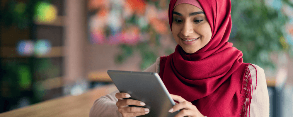 Auf diesem Bild ist eine Person zu sehen, die eine Ausbildung Kauffrau/-mann für Digitalisierungsmanagement absolviert. Dieser Beruf ist verantwortlich für die Planung und Umsetzung von digitalen Strategien in Unternehmen. 