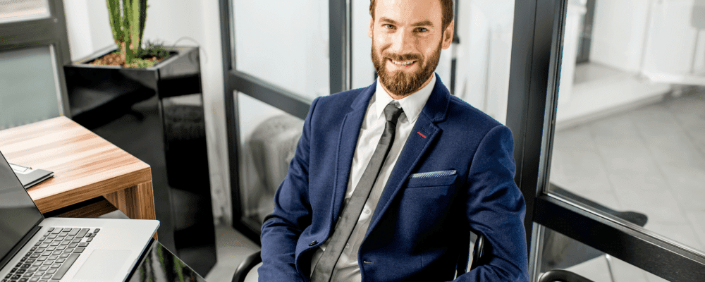Auf diesem Bild ist eine Person zu sehen, die eine Ausbildung zum/r des Beamten/in in der Bundesbank absolviert. Dieser Beruf ist sehr interessant und abwechslungsreich. Die Person sieht kompetent und zuverlässig aus und vermittelt damit das richtige Image für diesen anspruchsvollen Job.