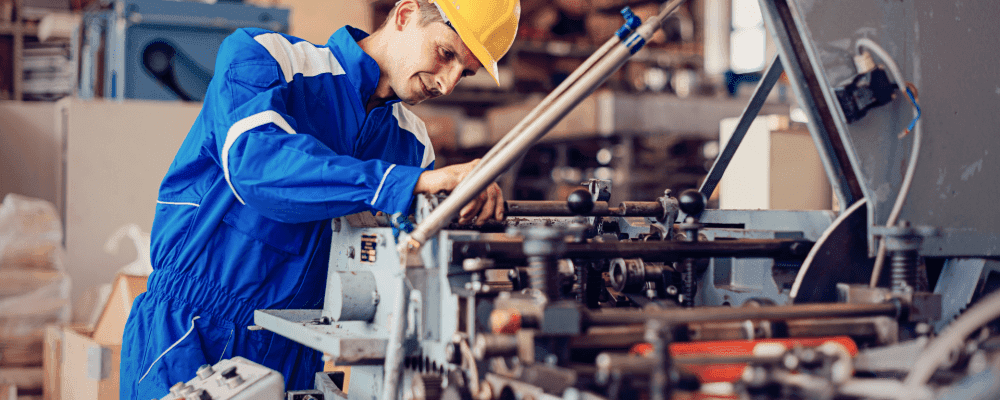 Auf diesem Bild ist eine Person zu sehen, die eine Ausbildung des Präzisionswerkzeugmechanikers absolviert. Dieser Beruf umfasst die Herstellung, Reparatur und Wartung von präzisionsgefertigten Werkzeugen. Die Person auf dem Bild ist damit beschäftigt, ein solches Werkzeug herzustellen oder zu reparieren.