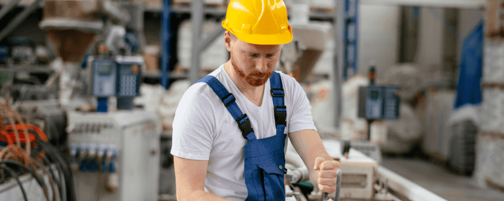Auf diesem Bild ist eine Person zu sehen, die eine Ausbildung zum Prüftechnologen der Keramik absolviert. Dieser Beruf besteht darin, verschiedene Arten von Keramiken zu testen und zu analysieren, um sicherzustellen, dass sie den Qualitätsstandards entsprechen. Die Prüftechnologin muss genau wissen, welche Tests für jede Art von Keramik durchgeführt werden müssen, um sicherzustellen, dass sie ihre Arbeit richtig macht.