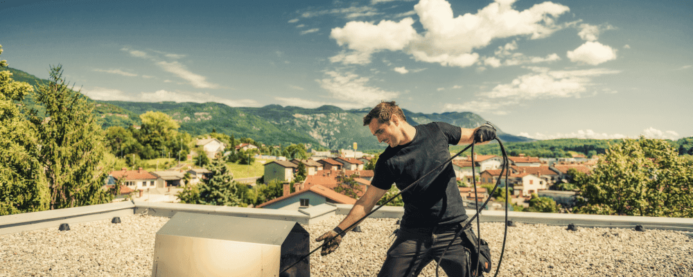 Auf diesem Bild ist eine Person zu sehen, die eine Ausbildung des Schornsteinfegers absolviert. Dieser Beruf ist sehr wichtig, da er dafür sorgt, dass Schornsteine sauber und frei von Rauch und Asche sind.