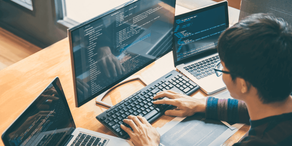 Auf diesem Bild ist eine Person zu sehen, die ein duales Studium Digitale Technologien absolviert. Durch die digitale Technologie ist es möglich, dass dieses Bild optimiert wird und so gut wie möglich in den Suchergebnissen erscheint.