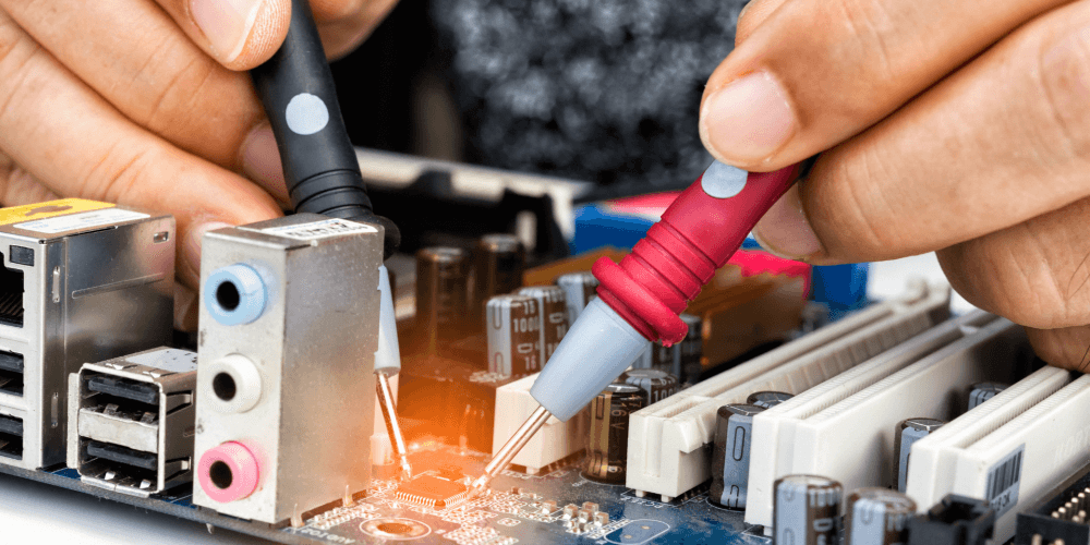 Auf diesem Bild ist eine Person zu sehen, die ein duales Studium Werkstofftechnik absolviert. Dieser Beruf umfasst die Bearbeitung und Prüfung von Metallen und anderen Werkstoffen. Die Person auf dem Bild ist damit beschäftigt, ein Metallobjekt zu bearbeiten.